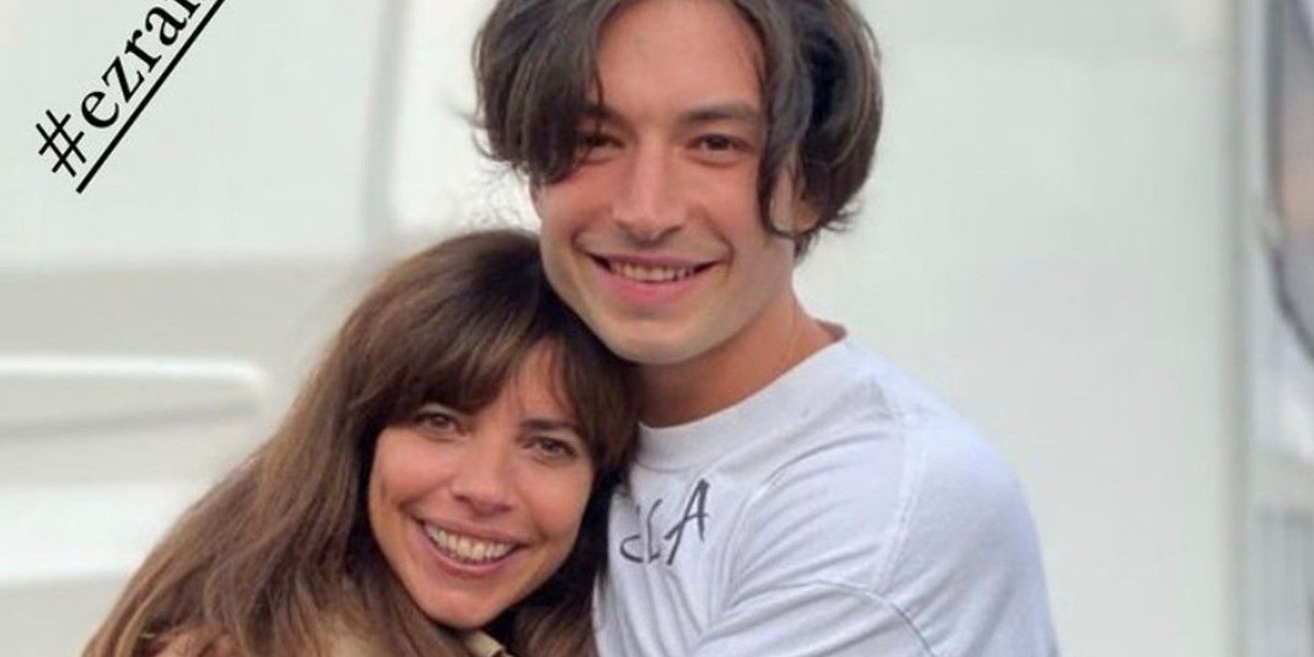Barry and Nora Allen paint a happy picture in a new behind the scenes image from #TheFlash, which finds Ezra Miller and Maribel Verdú bonding.

buff.ly/3sPznTv