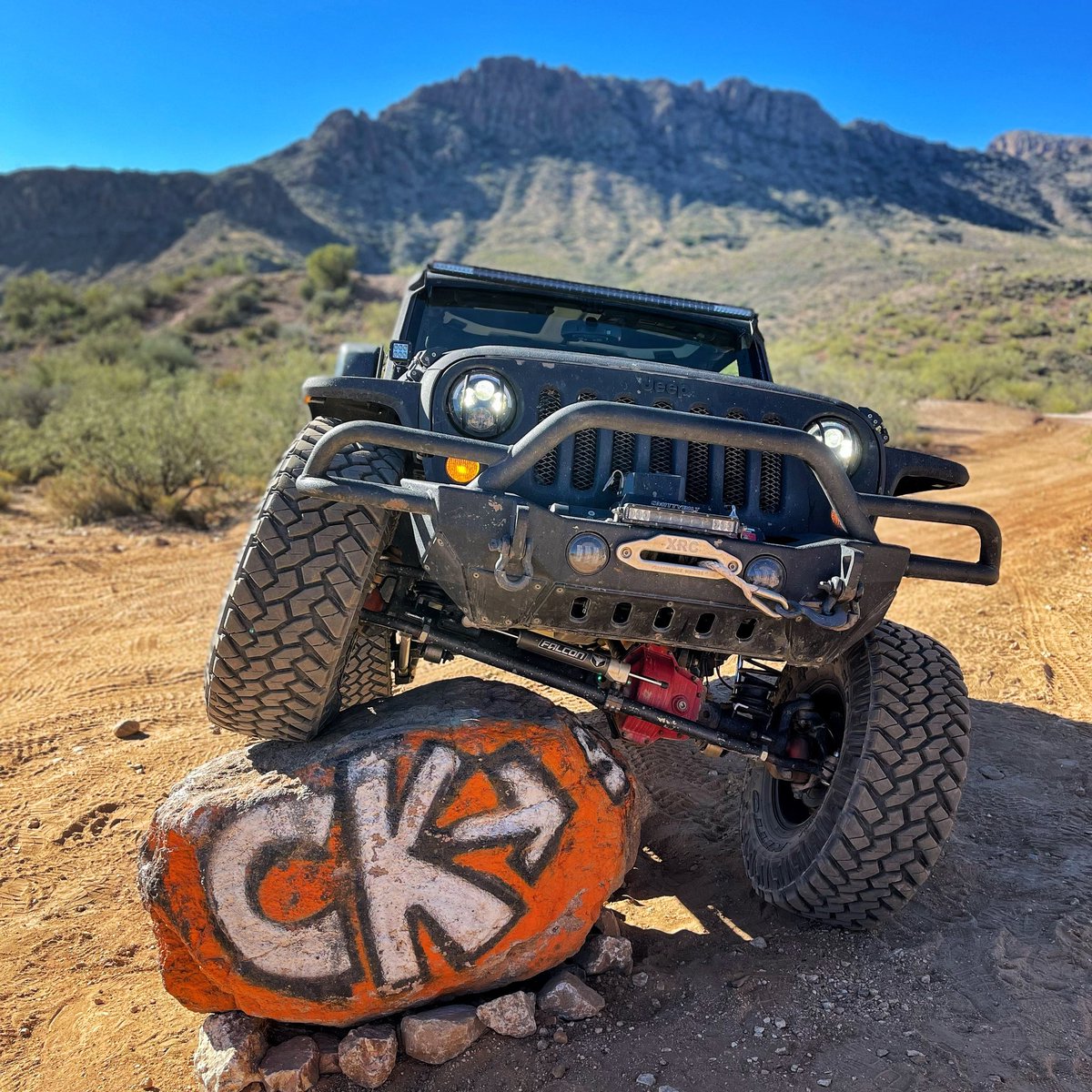 Don’t forget to stretch!

#jeep #crownking #flexing