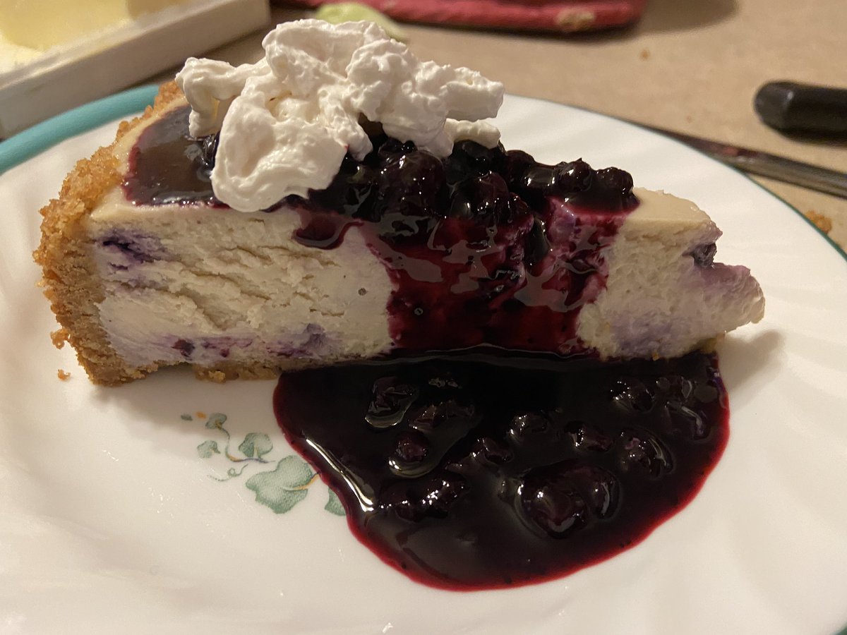 Guylafur's tweet photo. Blueberry cheesecake. #studabaker https://t.co/0EIcp7gAlT