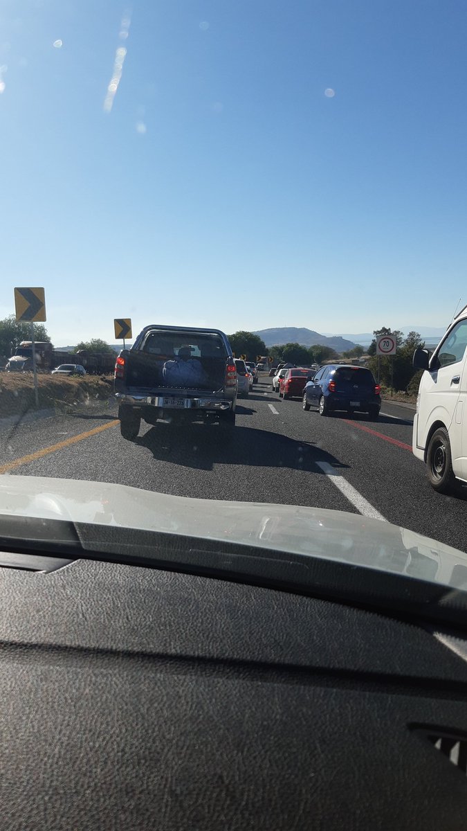Klausolmal71's tweet photo. Choque por alcance antes de caseta zinapecuaro,  autopista Atlacomulco-Guadalajara, mucho tráfico en la bajada, no hay abanderamiento, tener mucho cuidado https://t.co/kZUNay0jav