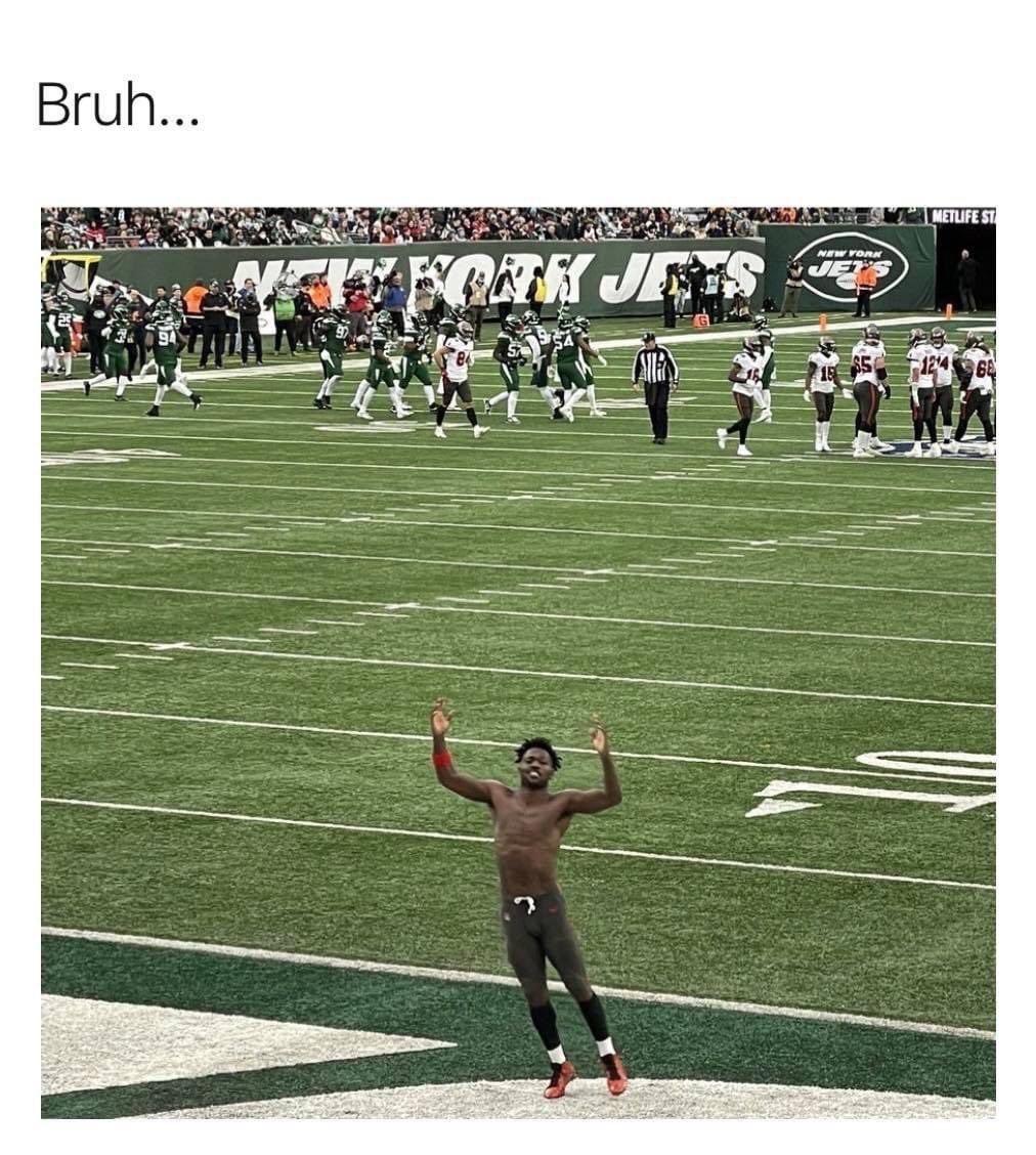 JackdUpOnDrEnuf's tweet photo. Antonio Brown needs help. I’m pretty sure he is going through something again mentally and it caused this. Losing his job again and I’m not gonna say dumb things other than please someone get him some help. I wish I could help him and would! Please! #helpAB https://t.co/XVxhYXboaJ