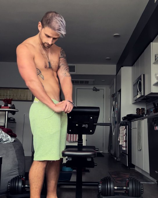 1 pic. Football Sunday ?? let’s break a sweat together! ??? https://t.co/mlmO4hymZB