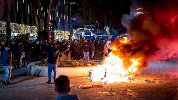 NewsSanmiguel's tweet photo. En #Holanda, miles de personas protestan contra las medidas de confinamiento impuestas por su gobierno para la lucha contra el #Covid. El gobierno holandés reforzó medidas #restrictivas durante las fiestas de fin de año, pero los holandeses dijeron estar cansados del encierro. https://t.co/lKIMFbsd8p