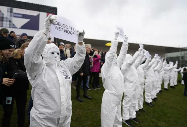 NewsSanmiguel's tweet photo. En #Holanda, miles de personas protestan contra las medidas de confinamiento impuestas por su gobierno para la lucha contra el #Covid. El gobierno holandés reforzó medidas #restrictivas durante las fiestas de fin de año, pero los holandeses dijeron estar cansados del encierro. https://t.co/lKIMFbsd8p