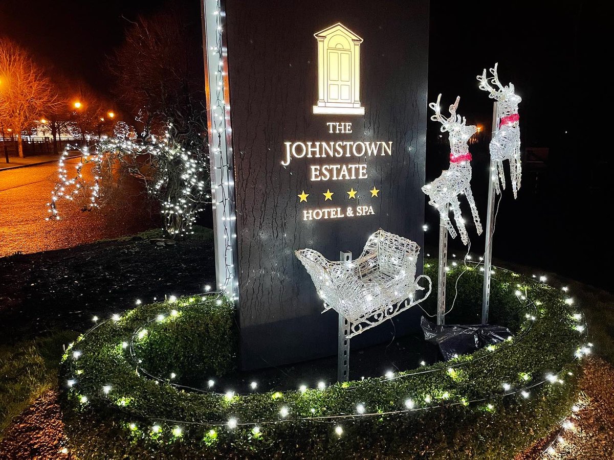 enfieldonline's tweet photo. Last of the Christmas nights, @johnstownestate Enfield, Meath. https://t.co/wauzDTluzn