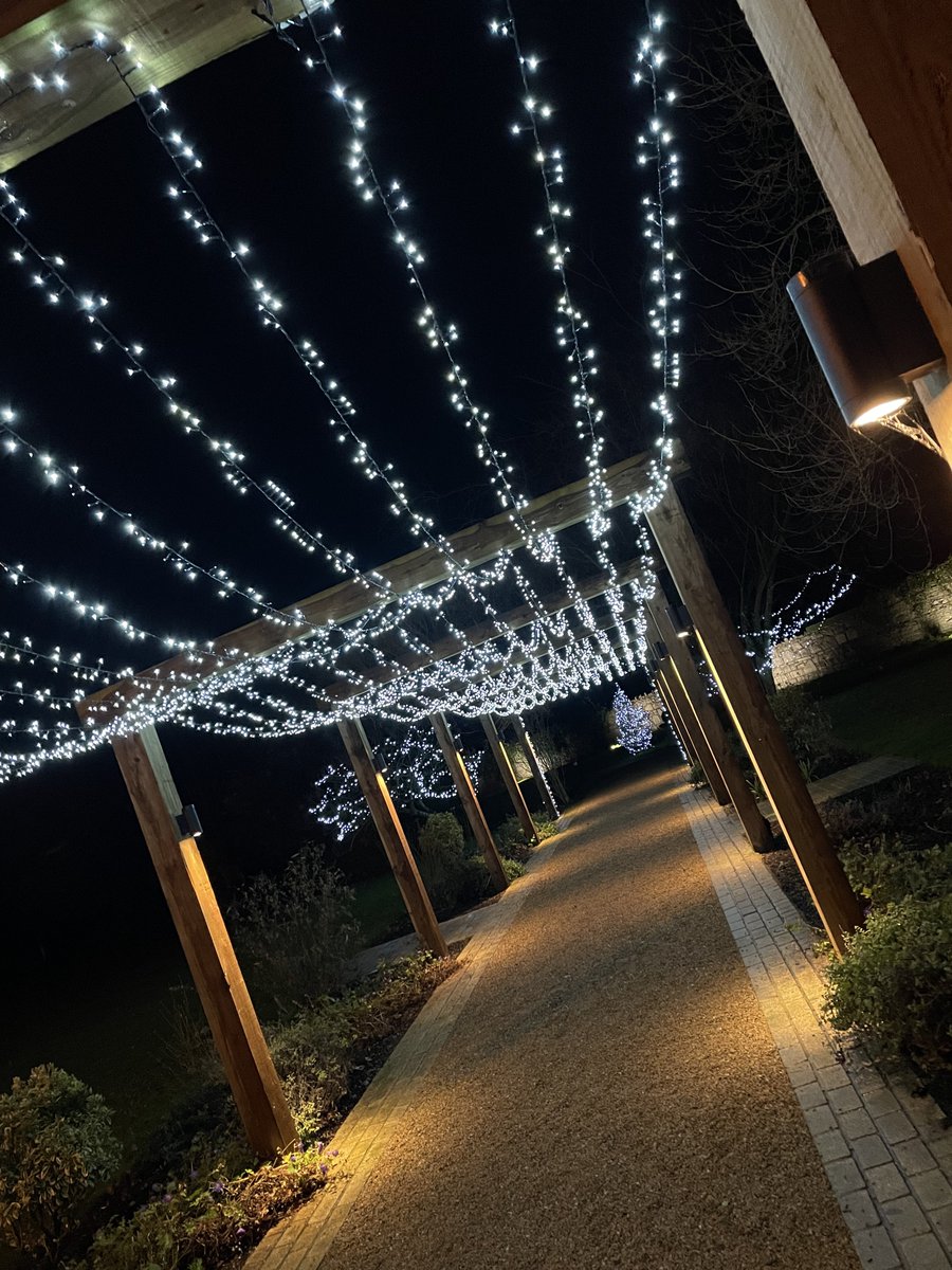 enfieldonline's tweet photo. Last of the Christmas nights, @johnstownestate Enfield, Meath. https://t.co/wauzDTluzn