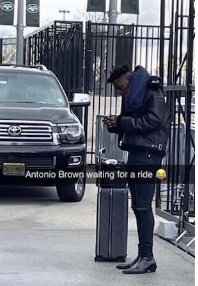 CurrencyOrbit's tweet photo. Antonio Brown really did take an Uber to leave the stadium. #antoniobrown https://t.co/mC49BazCiP