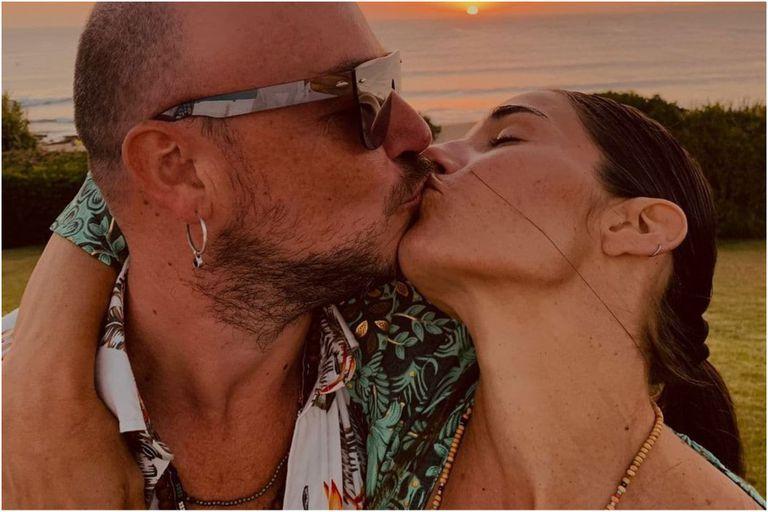 LANACION's tweet photo. Juana Viale se mostró besando a un hombre y sorprendió a sus seguidores: no es su novio Agustín Goldenhorn https://t.co/0echQdJHph https://t.co/QOAlktf8TU