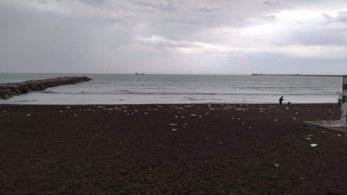 PazPulido's tweet photo. Los after beach de playa grande, antes y después de la lluvia

Por qué no se meten su basura en el orto y se vuelven a su ciudad manga de forros https://t.co/rVBFGkWnUT
