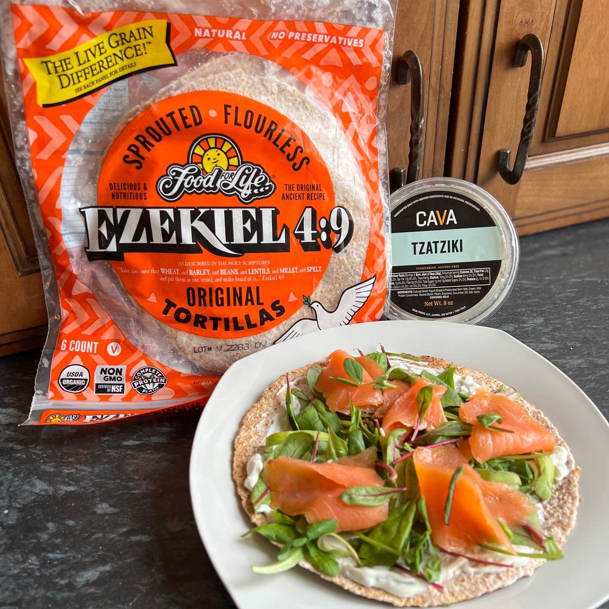 NutritionShari's tweet photo. SALMON TZATZIKI TORTILLA PIZZA: Cut into slices or fold in half and eat like a quesadilla! #HealthyFood #HealthyLiving https://t.co/0gHuDOWUOd