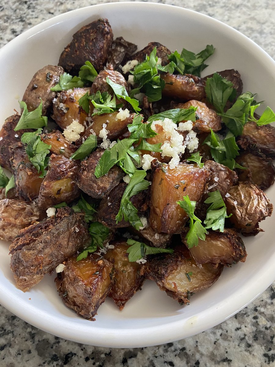 thekitchn's tweet photo. Carlos Matias tried the 'crispiest potatoes on Instagram' recipe and it definitely lives up to its claim: https://t.co/Q7xgT5opoR https://t.co/Me6lvaZizr