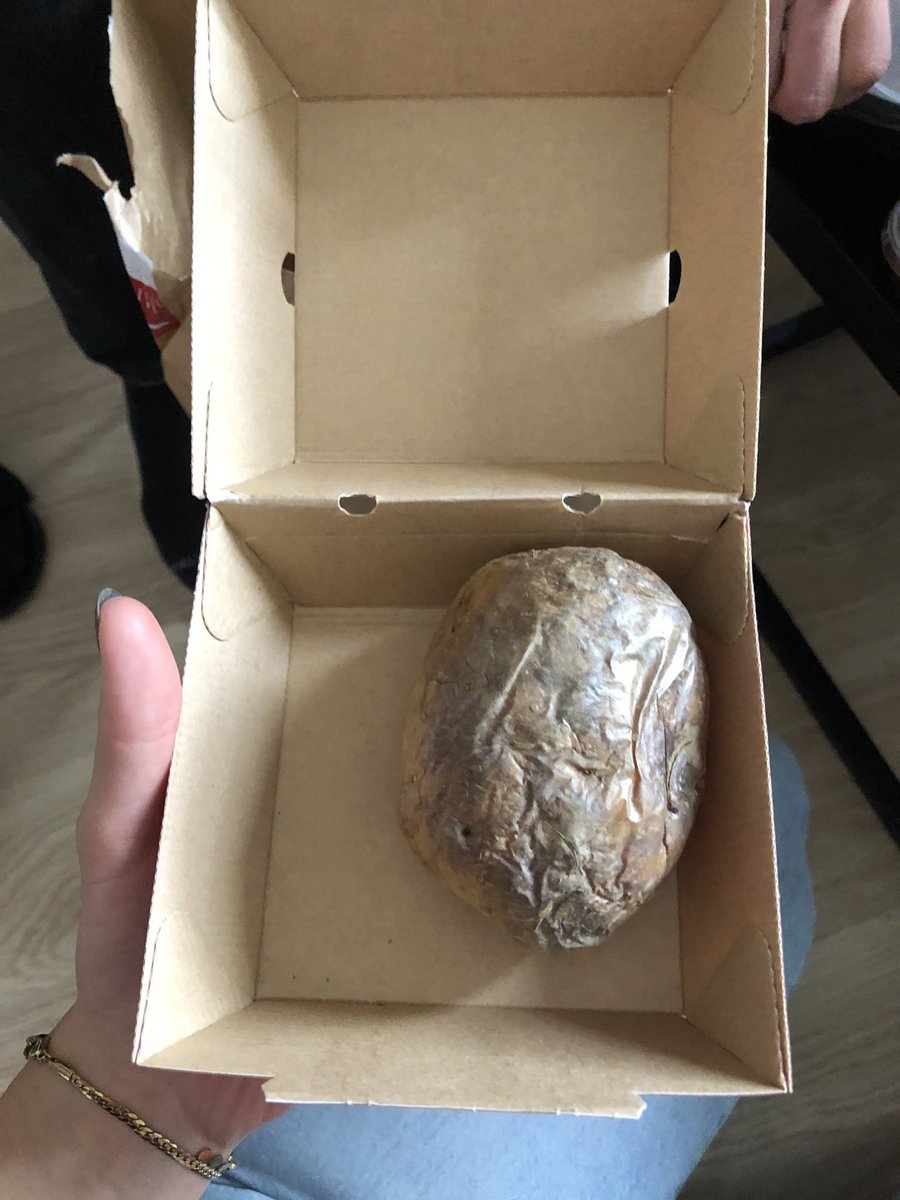 jade_lyo's tweet photo. 2022 commence avec la plus belle livraison @ubereats_fr jamais vue j’ai nommé : la patate en boîte, un met signé @BuffaloGrill 😂 https://t.co/WGb4dIkffI