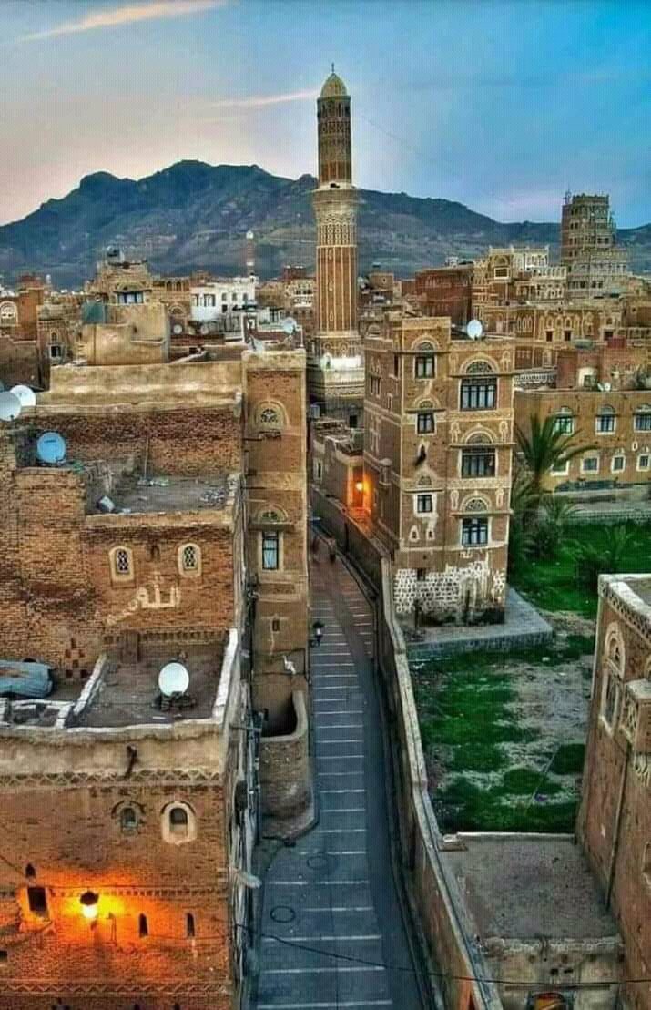 قالت #صنعاء متى تعود 
قلت إلى أين تأخذنا رياحك
وقلبي بدونكِ قلب عاجز
وعيني دائماً تنظر صباحك
أنتِ حياتي.. والناس والدنيا
اتركيني لديكِ امسح جراحك
سأعود يا #صنعاء سأعود يا #امي
مشتاق لزهوركِ لريحة اقاحك
#رؤية_حرف
#الصرح_الأدبي
#القلب_العميد
#فواز_ابوباسل
