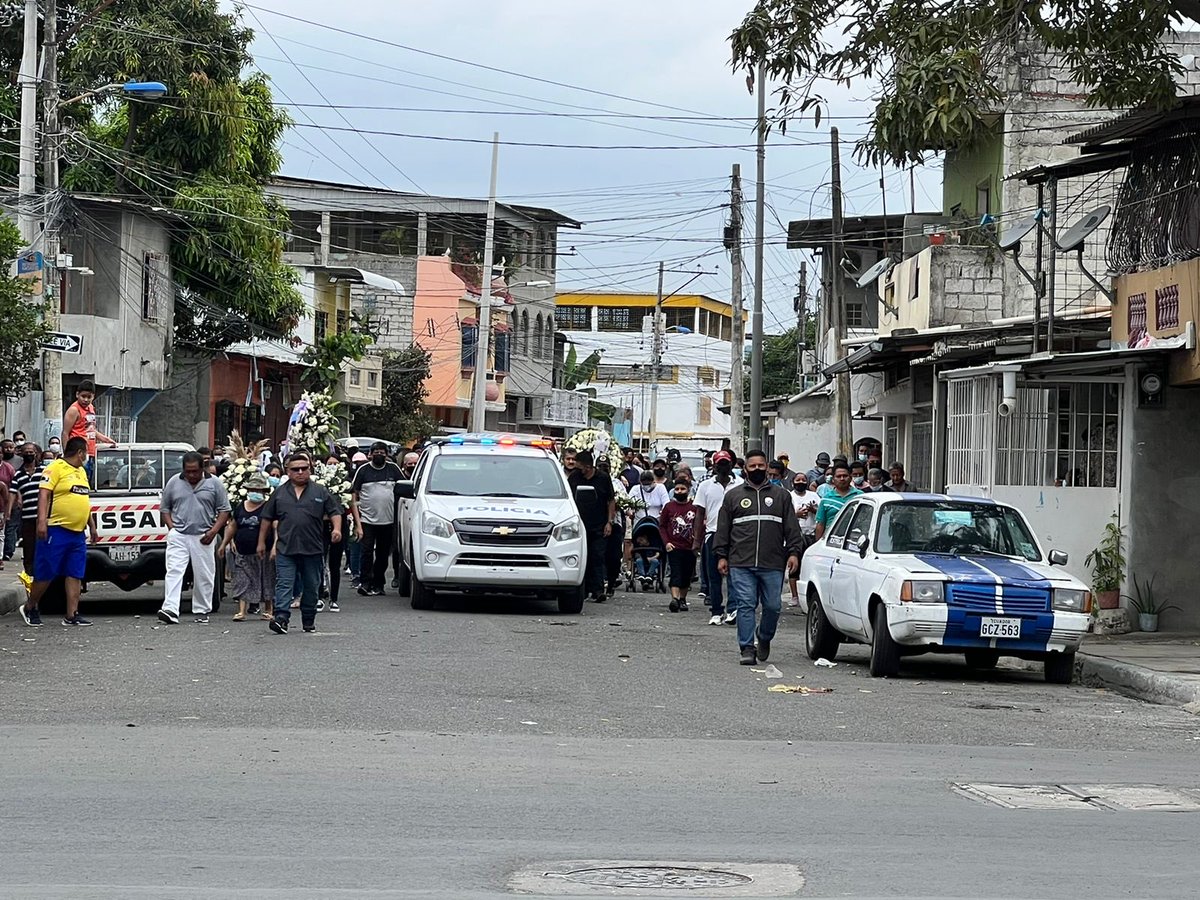 CarlosVerareal's tweet photo. Sepelio de Gabriela Alexandra Cevallos Ushca,cabo 2do de 29 años;murió porque al acudir al Hospital de ⁦@PoliciaEcuador⁩ en Guayaquil no había quien la opere de apéndice:pastilla para el dolor y vuelva mañana. Volvió y tuvo paro cardíaco en la operación:peritonitis. https://t.co/vzgGYTd2Xa