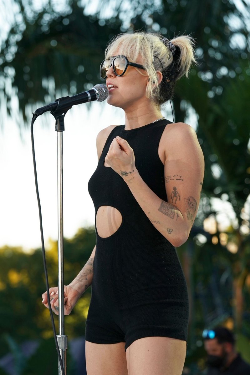 hqmileynow's tweet photo. Miley Cyrus is a truly rockstar https://t.co/yzwCy7ebAp