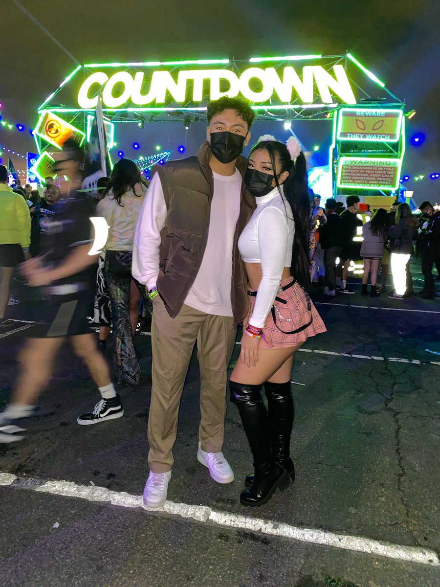 dianathedoll's tweet photo. countdown w my rave bae 💚 https://t.co/ZxYixpD29i