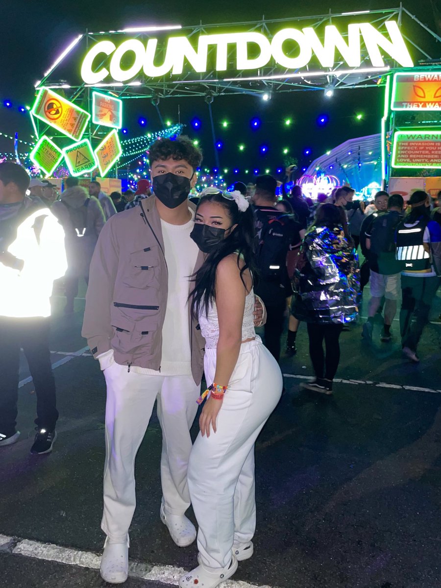 dianathedoll's tweet photo. countdown w my rave bae 💚 https://t.co/ZxYixpD29i