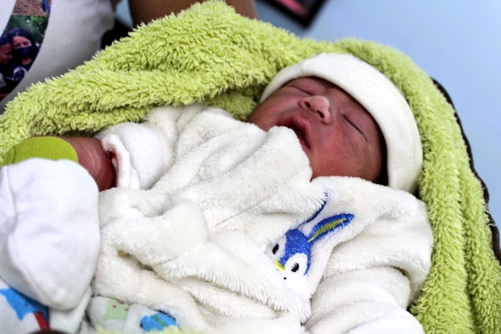 johanitakenpo's tweet photo. #2Ene ¡Celebramos la Vida! En el Ambulatorio de Turmero recibimos la llegada de Jesús Mathias y a Danna Coromoto, dos mariñenses nacidos en este 2022 que nos llenan de alegría. Mi reconocimiento al equipo de Salud #Mariño por el gran trabajo #LaCovidNoEsJuego https://t.co/xUIuCJHUsB