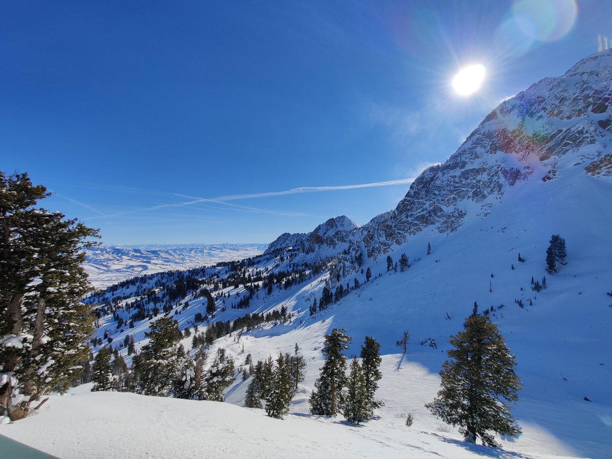 td3skis's tweet photo. Such a glorious Sunday on the mountain @SnowbasinResort! Thank you to all the staff for the incredible terrain openings, the delicious bites and drinks at John Paul Lodge, and for the fantastic hospitality! Ski you tomorrow!! #keeponskiing #skichurch ❤️🍓🎿☀️ https://t.co/pNJ1mgLJGT