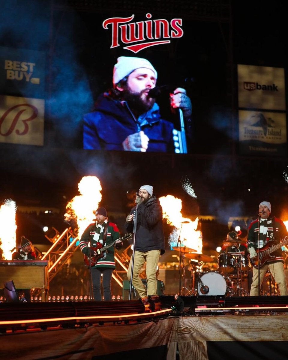 ThomasRhett's tweet photo. Thanks to everyone for staying and listening to us play in -10 degree weather last night!! Coldest hockey game in @NHL history. Wow. Love y’all!! 

📸 Aaron Davis https://t.co/9S3rECpcwL