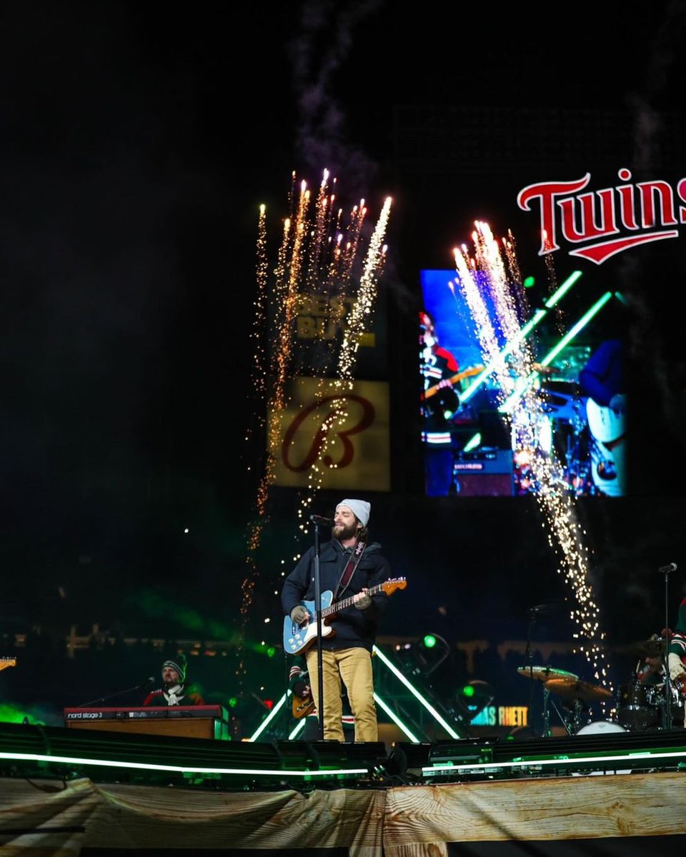 ThomasRhett's tweet photo. Thanks to everyone for staying and listening to us play in -10 degree weather last night!! Coldest hockey game in @NHL history. Wow. Love y’all!! 

📸 Aaron Davis https://t.co/9S3rECpcwL