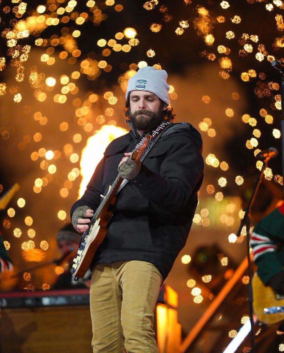 ThomasRhett's tweet photo. Thanks to everyone for staying and listening to us play in -10 degree weather last night!! Coldest hockey game in @NHL history. Wow. Love y’all!! 

📸 Aaron Davis https://t.co/9S3rECpcwL