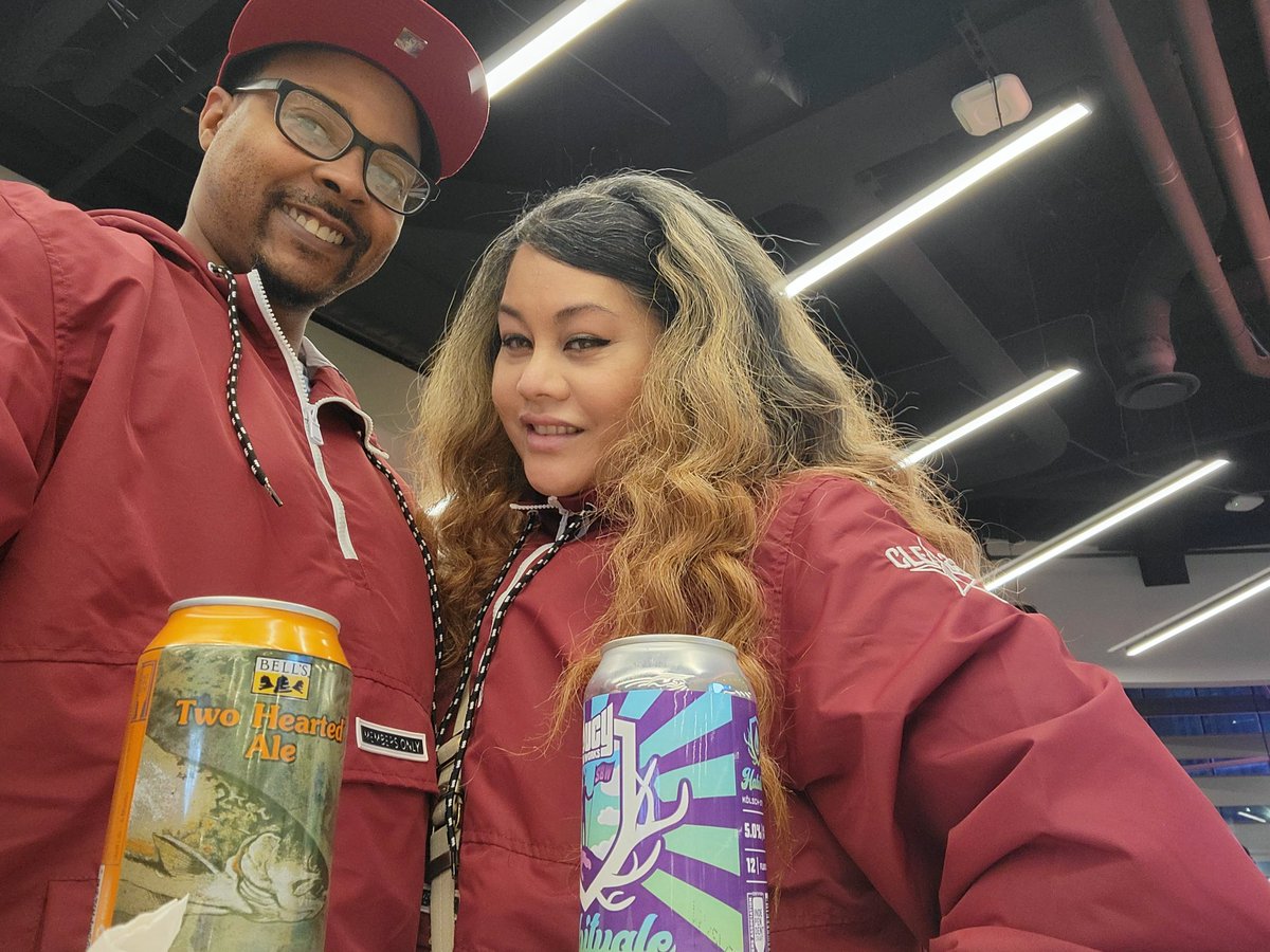 Alamazin77's tweet photo. Happy New Year!#wineandgold #loveandBasketball #TheLand #LetemKnow https://t.co/9WILveSEo2