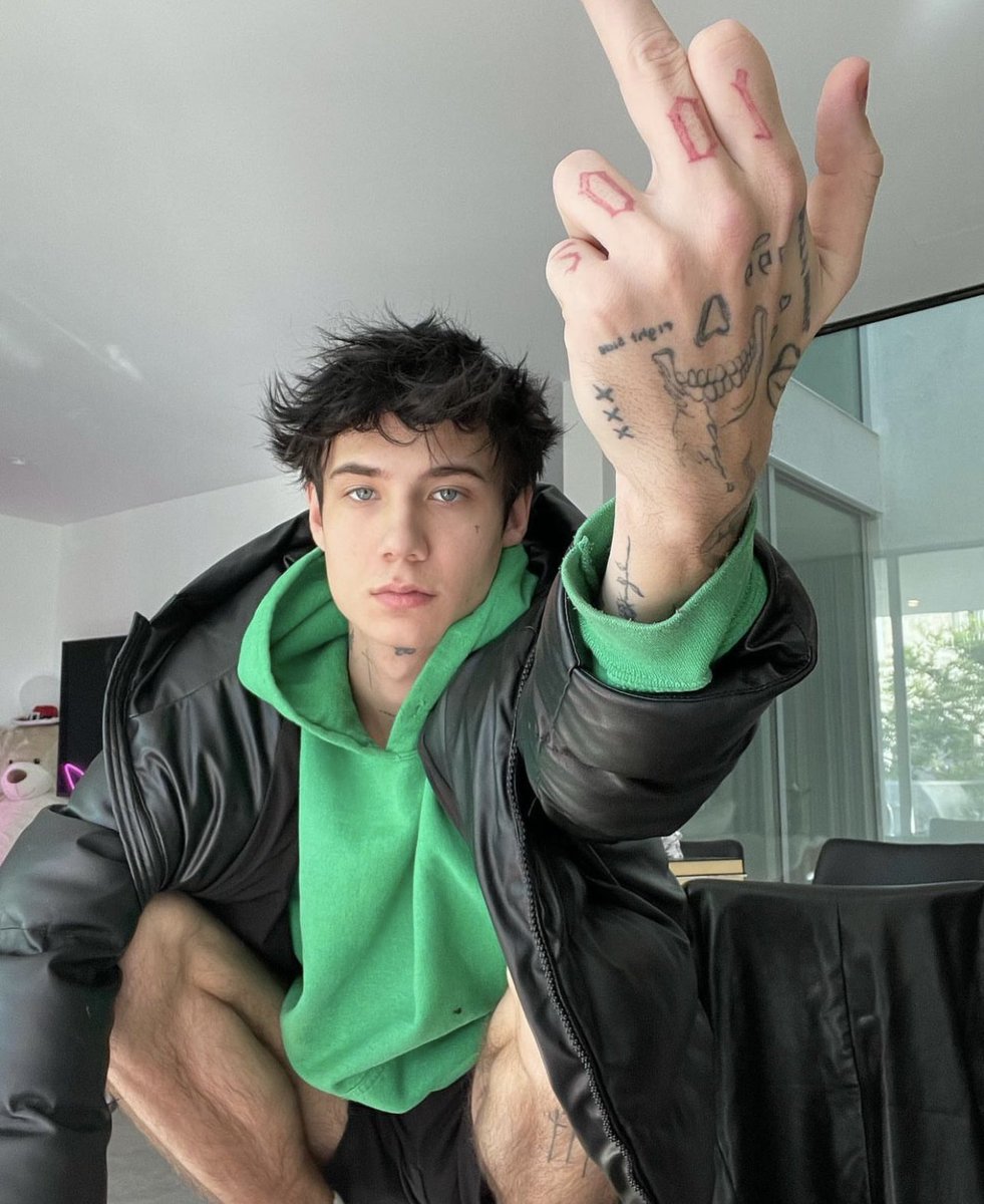 JadenHossler's tweet image. the CDC says the floor is lava all of 2022 fuckin L