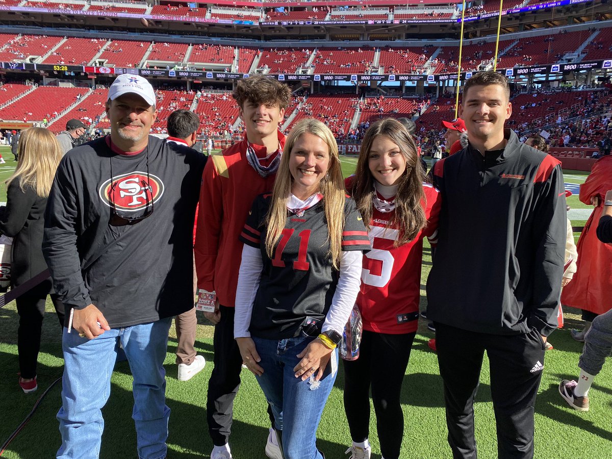 MeldahlSonya's tweet photo. We are 49ers fans today! 💛 @TrentW71 #Silverback #LiveLikeCarson https://t.co/SdThbtRqwN