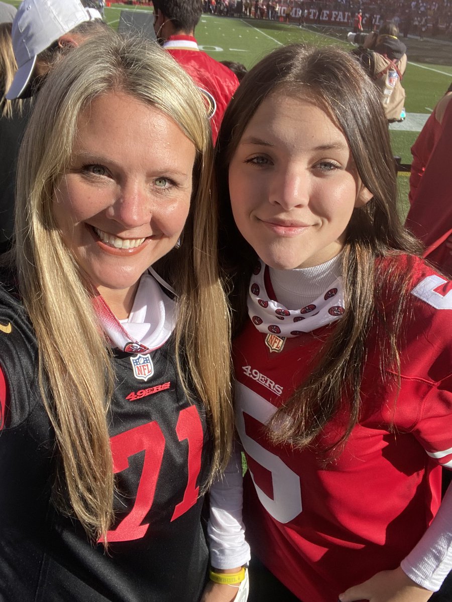 MeldahlSonya's tweet photo. We are 49ers fans today! 💛 @TrentW71 #Silverback #LiveLikeCarson https://t.co/SdThbtRqwN