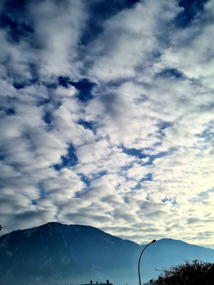 elisadallarche's tweet photo. camera con vista
cielo a losanghe
#feltre #tomatico #neve e blu https://t.co/PSk2Atz8dd
