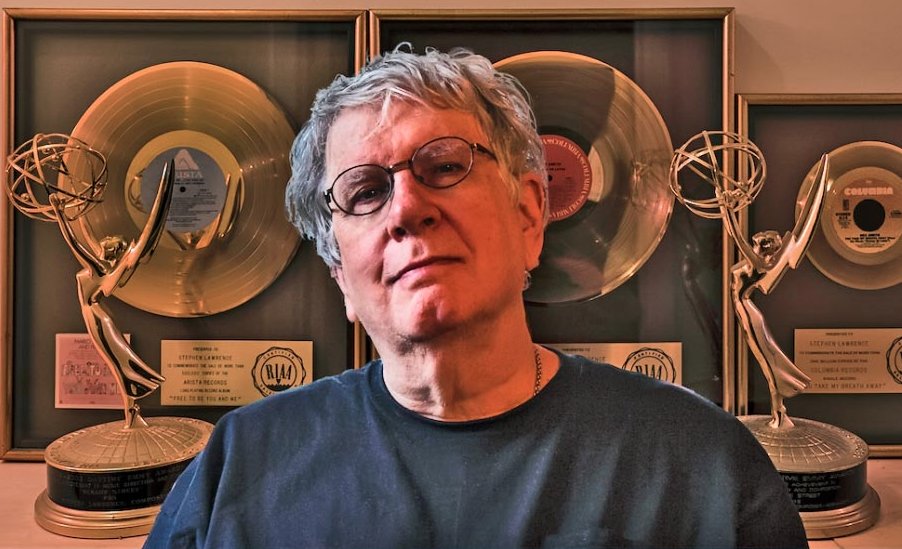 We are saddened to report the passing of composer Stephen Lawrence, who composed many Sesame Street songs including "Fuzzy and Blue" and "If Moon Was Cookie."

toughpigs.com/rip-stephen-la…
