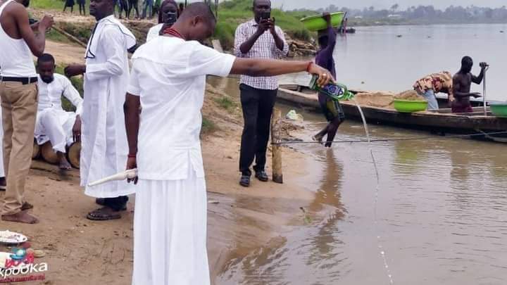 riversheritage's tweet photo. Dr. Chris Ekiyor leads in the Ijaw traditional worship in honour of Woyingi for preservation and protection throughout 2021. 

Visit - https://t.co/oGsexkP33a  for more 

#RiversHeritageMagazine #RiversHeritage #magazine https://t.co/Idkvslkmp7