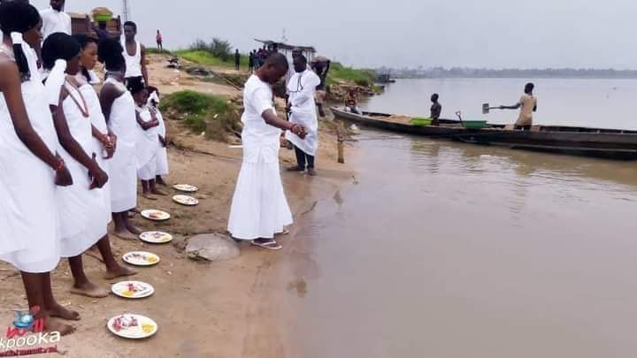 riversheritage's tweet photo. Dr. Chris Ekiyor leads in the Ijaw traditional worship in honour of Woyingi for preservation and protection throughout 2021. 

Visit - https://t.co/oGsexkP33a  for more 

#RiversHeritageMagazine #RiversHeritage #magazine https://t.co/Idkvslkmp7