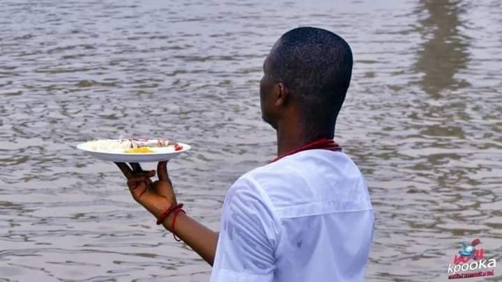 riversheritage's tweet photo. Dr. Chris Ekiyor leads in the Ijaw traditional worship in honour of Woyingi for preservation and protection throughout 2021. 

Visit - https://t.co/oGsexkP33a  for more 

#RiversHeritageMagazine #RiversHeritage #magazine https://t.co/Idkvslkmp7