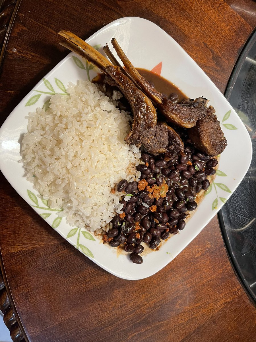 MesaEmillio1's tweet photo. I love cooking for ppl, but I love it even more when they cook for me-especially when it’s your mother and stepfather #whiterice #blackbeans #lambchops #homefortheholidays #dominicanrepublic #mamascooking https://t.co/nHOynO6310
