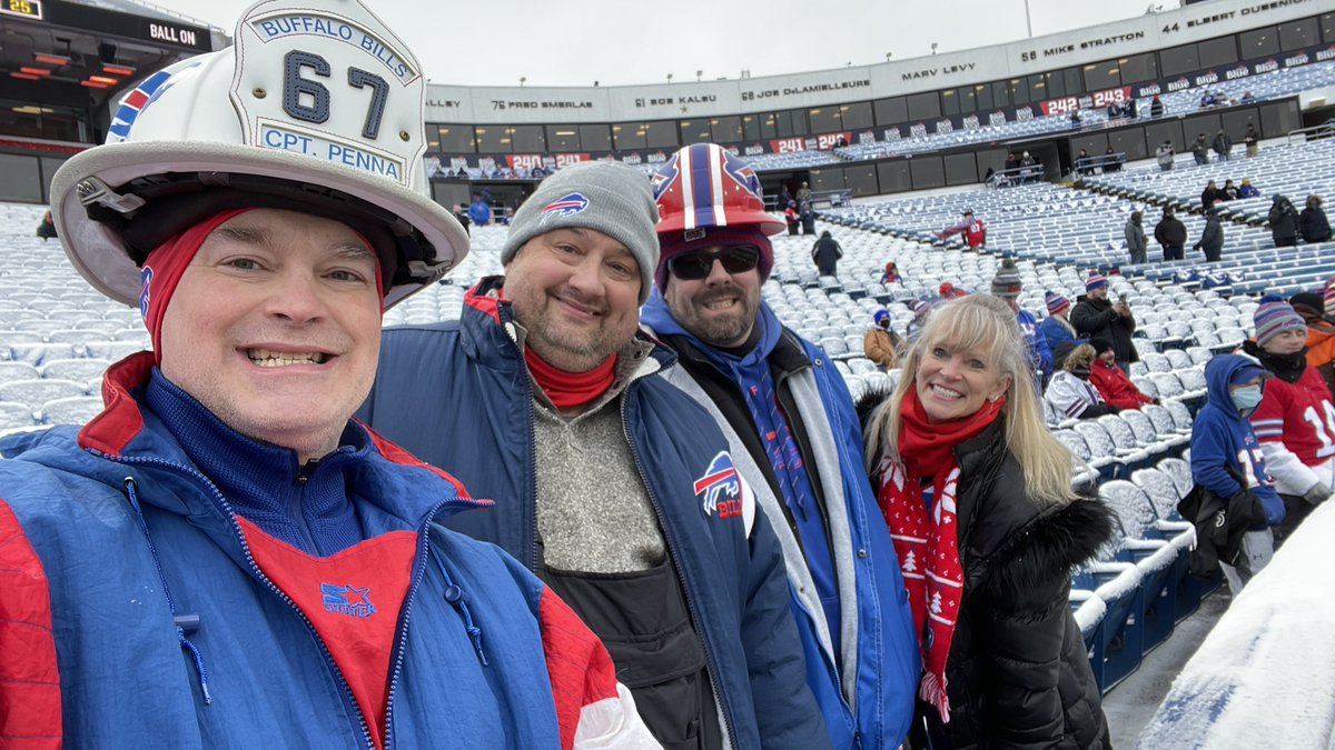 ngff384's tweet photo. #BillsWIN! #Football is #Family! #FamilyFUN was had at the #ATLvsBUF game! We even made the TV broadcast during g that #safety. #GoBills! #BillsMafia #NFLTwitter #BillsSelfie https://t.co/rBfte5jROo