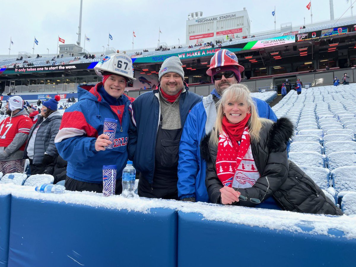 ngff384's tweet photo. #BillsWIN! #Football is #Family! #FamilyFUN was had at the #ATLvsBUF game! We even made the TV broadcast during g that #safety. #GoBills! #BillsMafia #NFLTwitter #BillsSelfie https://t.co/rBfte5jROo