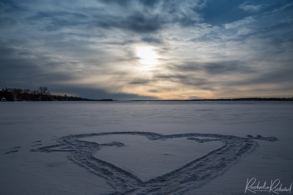 rachrichphoto's tweet image. First beauty sunset of 2022 on Lake Scugog! I never tire of taking these. #lovewhereyoulive #sunsetphotography  #firstsunset #landscapephotography #ShareYourWeather #thephotohour #kawarthalakes 
instagram.com/rachelle_richa… @weathernetwork