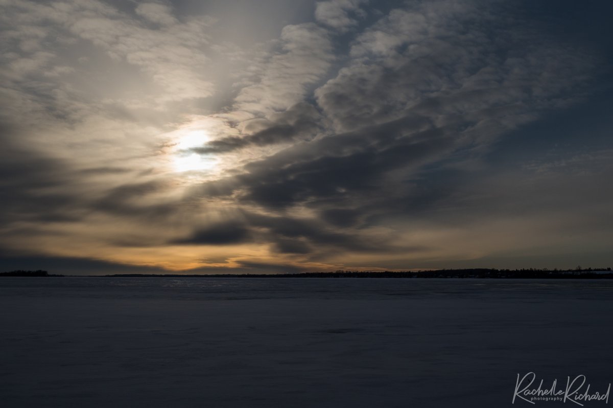 rachrichphoto's tweet image. First beauty sunset of 2022 on Lake Scugog! I never tire of taking these. #lovewhereyoulive #sunsetphotography  #firstsunset #landscapephotography #ShareYourWeather #thephotohour #kawarthalakes 
instagram.com/rachelle_richa… @weathernetwork