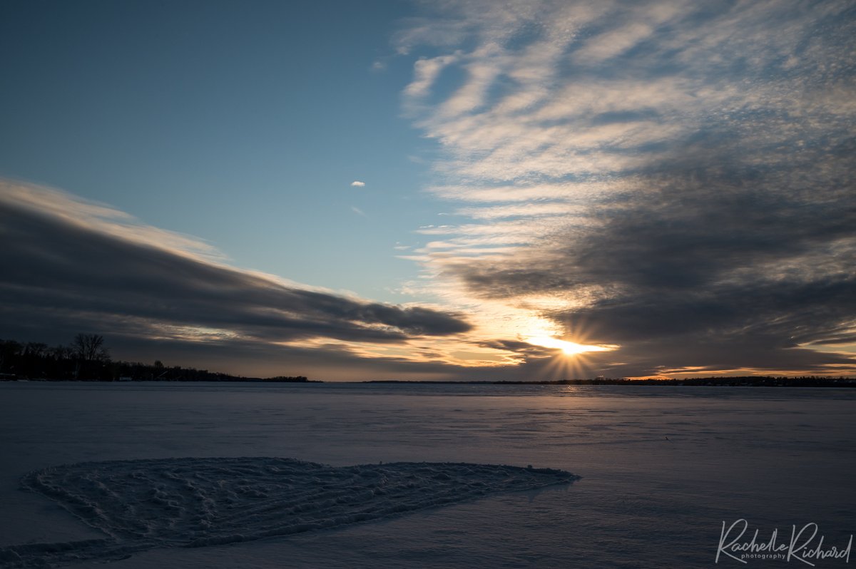 rachrichphoto's tweet image. First beauty sunset of 2022 on Lake Scugog! I never tire of taking these. #lovewhereyoulive #sunsetphotography  #firstsunset #landscapephotography #ShareYourWeather #thephotohour #kawarthalakes 
instagram.com/rachelle_richa… @weathernetwork