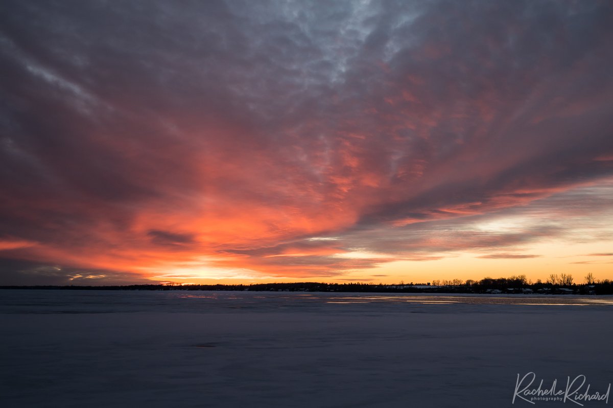 rachrichphoto's tweet image. First beauty sunset of 2022 on Lake Scugog! I never tire of taking these. #lovewhereyoulive #sunsetphotography  #firstsunset #landscapephotography #ShareYourWeather #thephotohour #kawarthalakes 
instagram.com/rachelle_richa… @weathernetwork