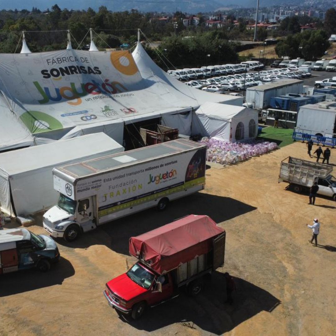 jorgegarralda's tweet photo. ¡Desde temprano, entre este 02 hasta el 06 de enero de 2022, llegarán al #CentroDeAcopio, caminones, camionetas, autos y más transportes para llevar #sonrisas a diversos estados de nuestro México porque los #ReyesMagos nunca llegan tarde!

#JuguetónAzteca #HagamosSonreíraMéxico https://t.co/p7AK669CdR