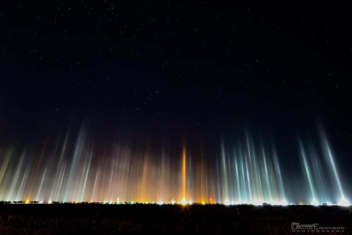 lildaverickson's tweet photo. Caught a phenomenon called light pillars last night. The only edit is a little bit of an exposure edit. No color, no fancy #photoshop #canonr6 @CanonUSAimaging #txpanhandle #wxpics #wxphotos #astophotography #WINTER https://t.co/ZKAwYP9SMo