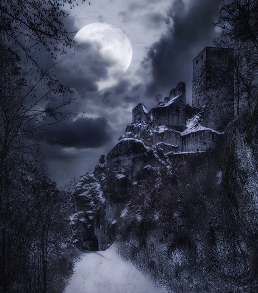 PAltmuhltal's tweet photo. Winternacht über #Wellheim mit #Burgruine im #Mondschein https://t.co/XSmsnuUV6f