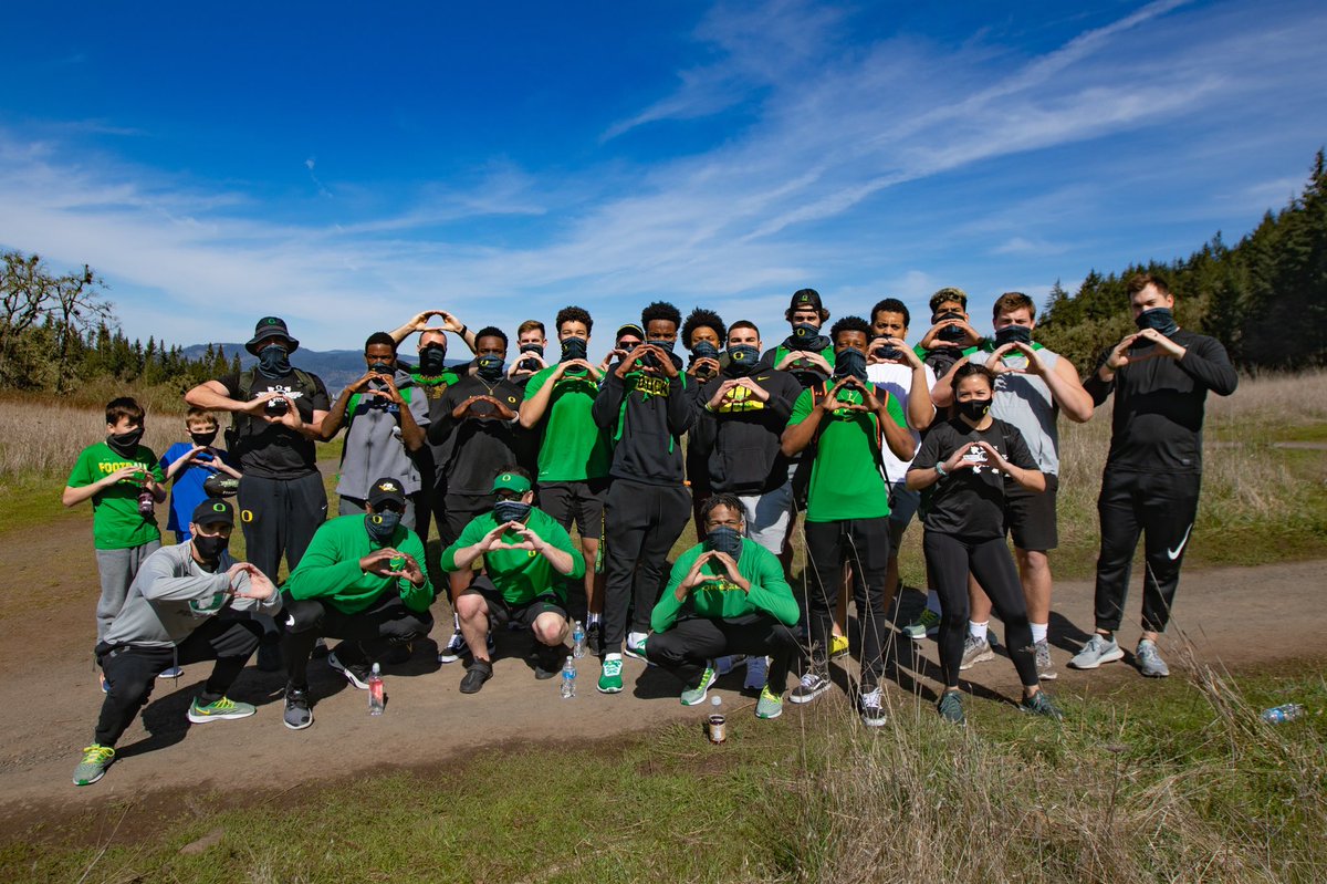 TimDeRuyter's tweet image. Thank you to all at Oregon who made this year so special for me and my family. I can’t thank the players, coaches, and support staff enough for the memories and relationships we will take away from Eugene. We will forever be fans of #2Live and #DuckNation