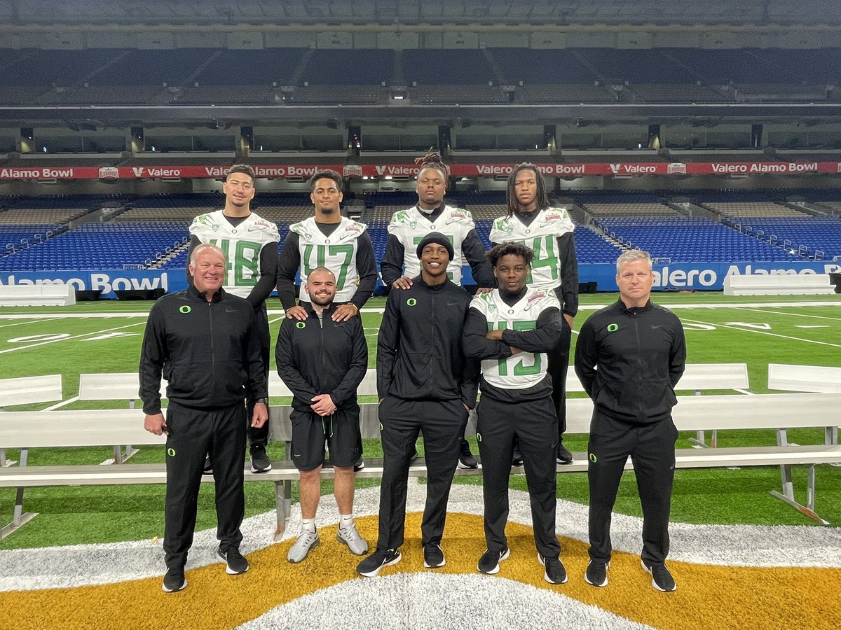 TimDeRuyter's tweet image. Thank you to all at Oregon who made this year so special for me and my family. I can’t thank the players, coaches, and support staff enough for the memories and relationships we will take away from Eugene. We will forever be fans of #2Live and #DuckNation