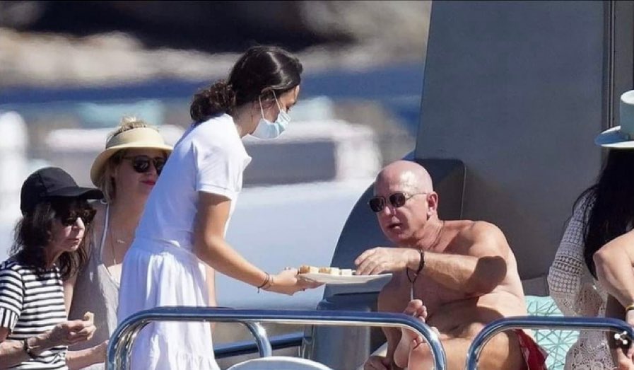 albernap's tweet photo. La nueva normalidad. Jeff Bezos en su megayate …. Vean quién es la única persona que tiene que llevar el puñetero bozal https://t.co/90bh2IjxXT