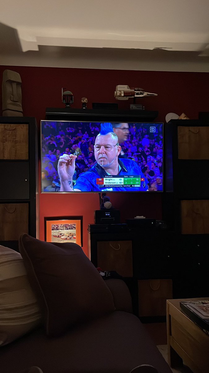 Groundhopper's tweet photo. @ElmarPaulke Entspanntes Fernsehen sieht anders aus… 😬 #DartsWM #dartszn https://t.co/h01I2CD6eO