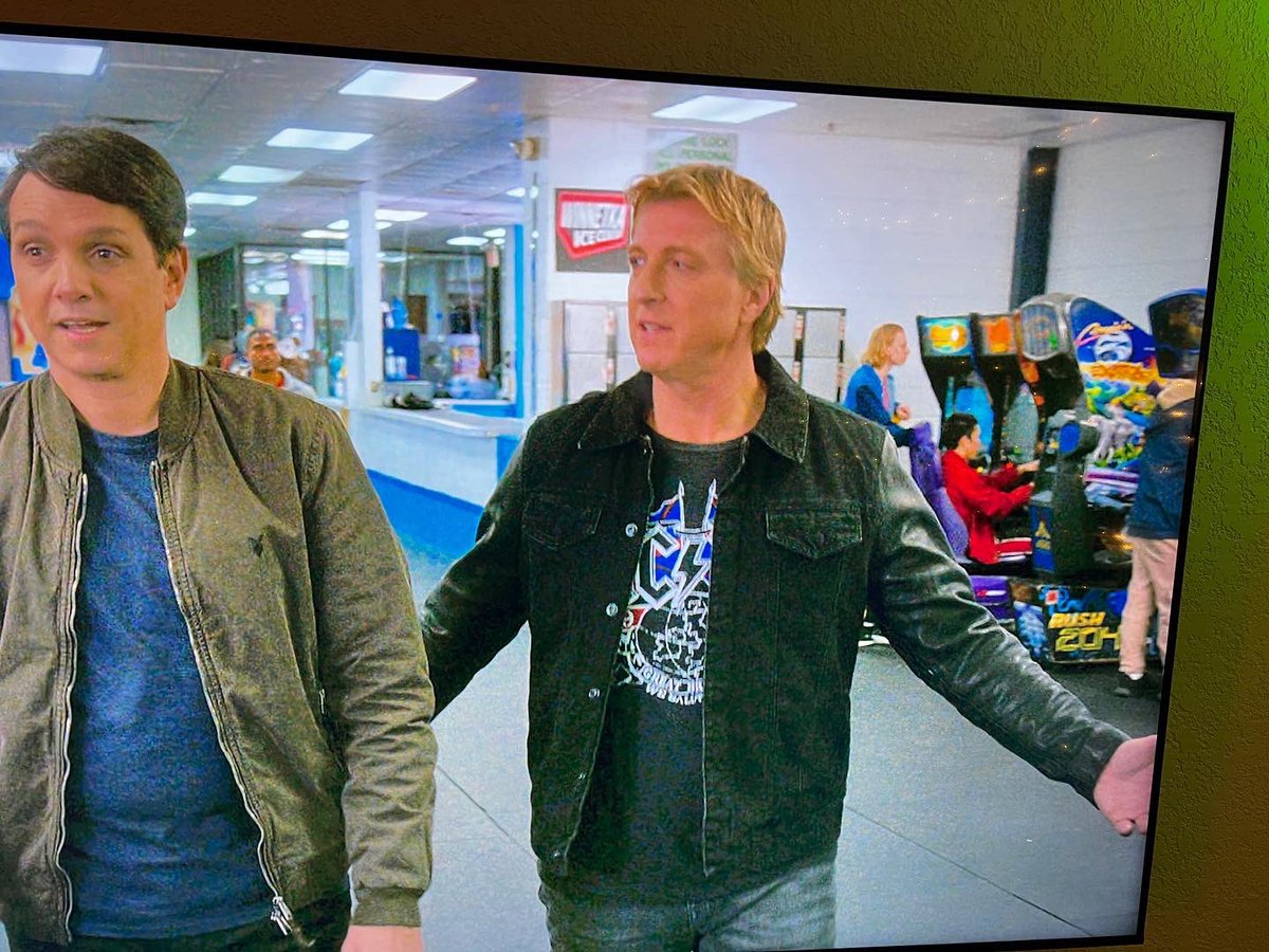 killer_arcade's tweet photo. There’s a cameo of some pretty great arcades in the background of the newest Cobra Kai season on @netflix #hydrothunder #rush2049 #cruisinexotica #offroadthunder https://t.co/ugZjIVz90p